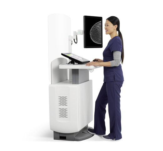 Técnico trabajando en un equipo médico sobre fondo blanco