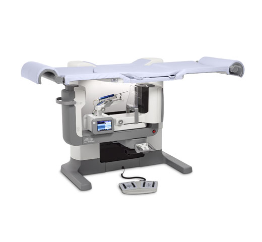 Sistema de biopsia de mama en mesa prona Affirm® sobre fondo blanco