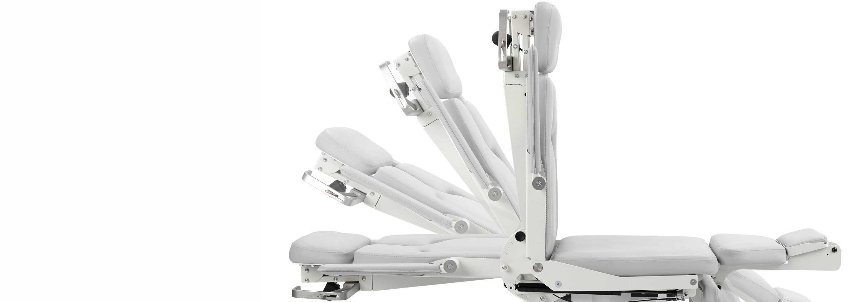 Cama médica sobre fondo blanco