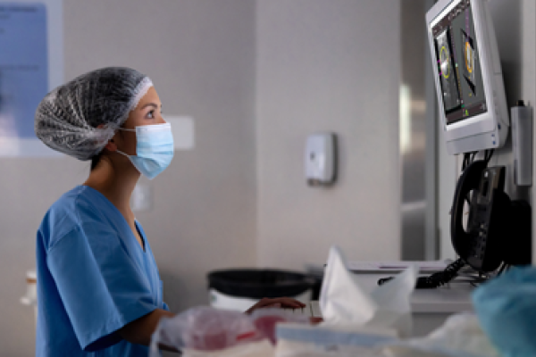 Profesional sanitario mirando una pantalla en un laboratorio