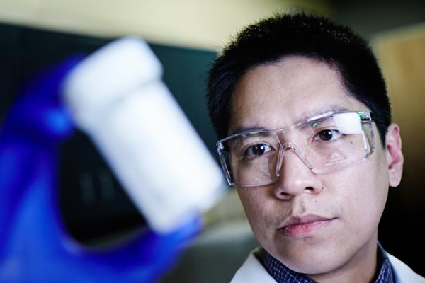 Profesional de laboratorio examinando un tubo de muestra