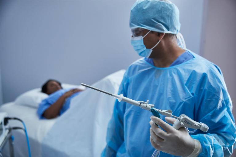 Un cirujano sosteniendo un instrumento médico