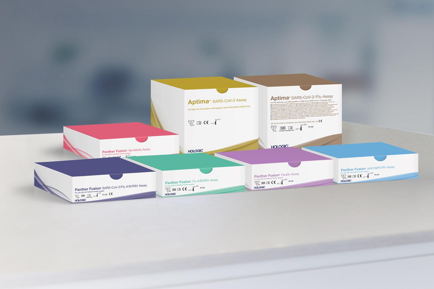 Varias cajas de ensayos con laboratorio al fondo