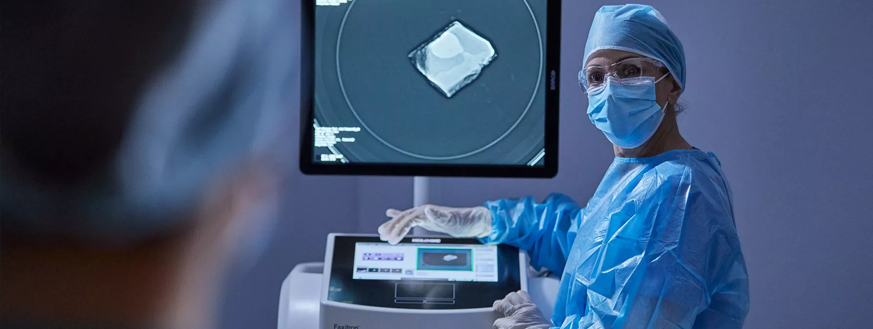 Sistema Faxitron® Trident® junto a un médico