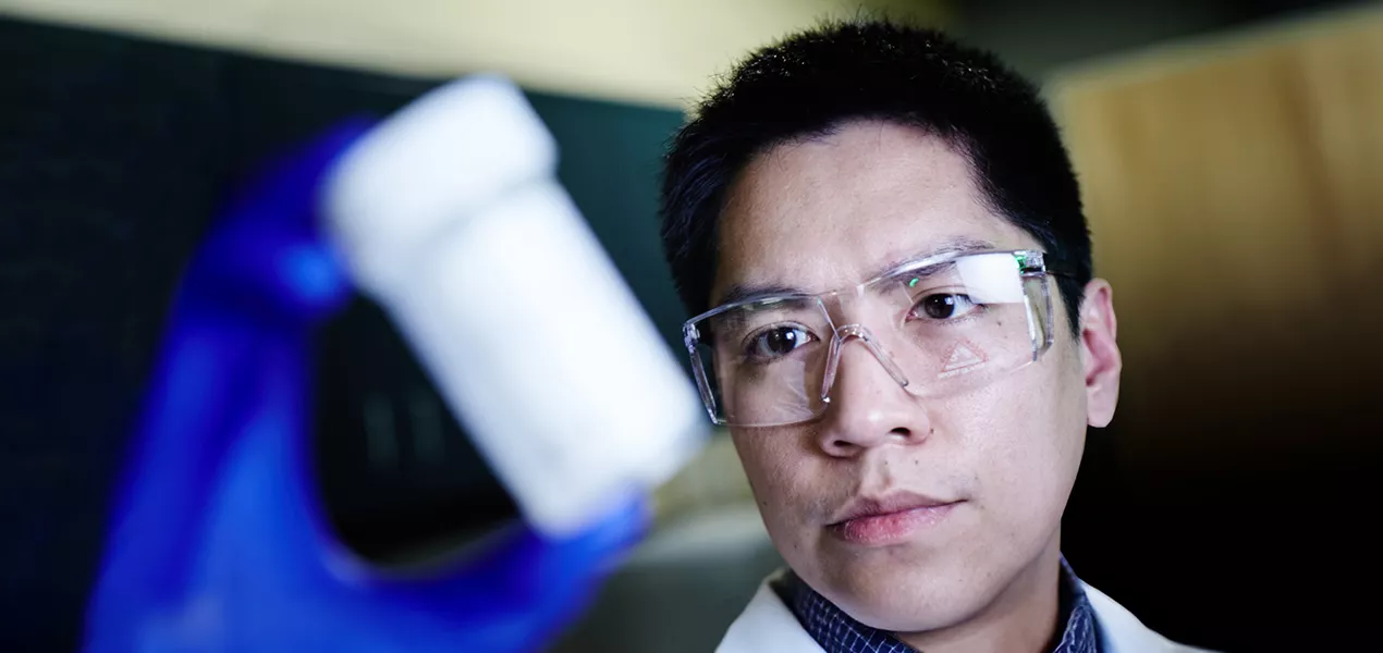 Profesional de laboratorio examinando un tubo de muestra