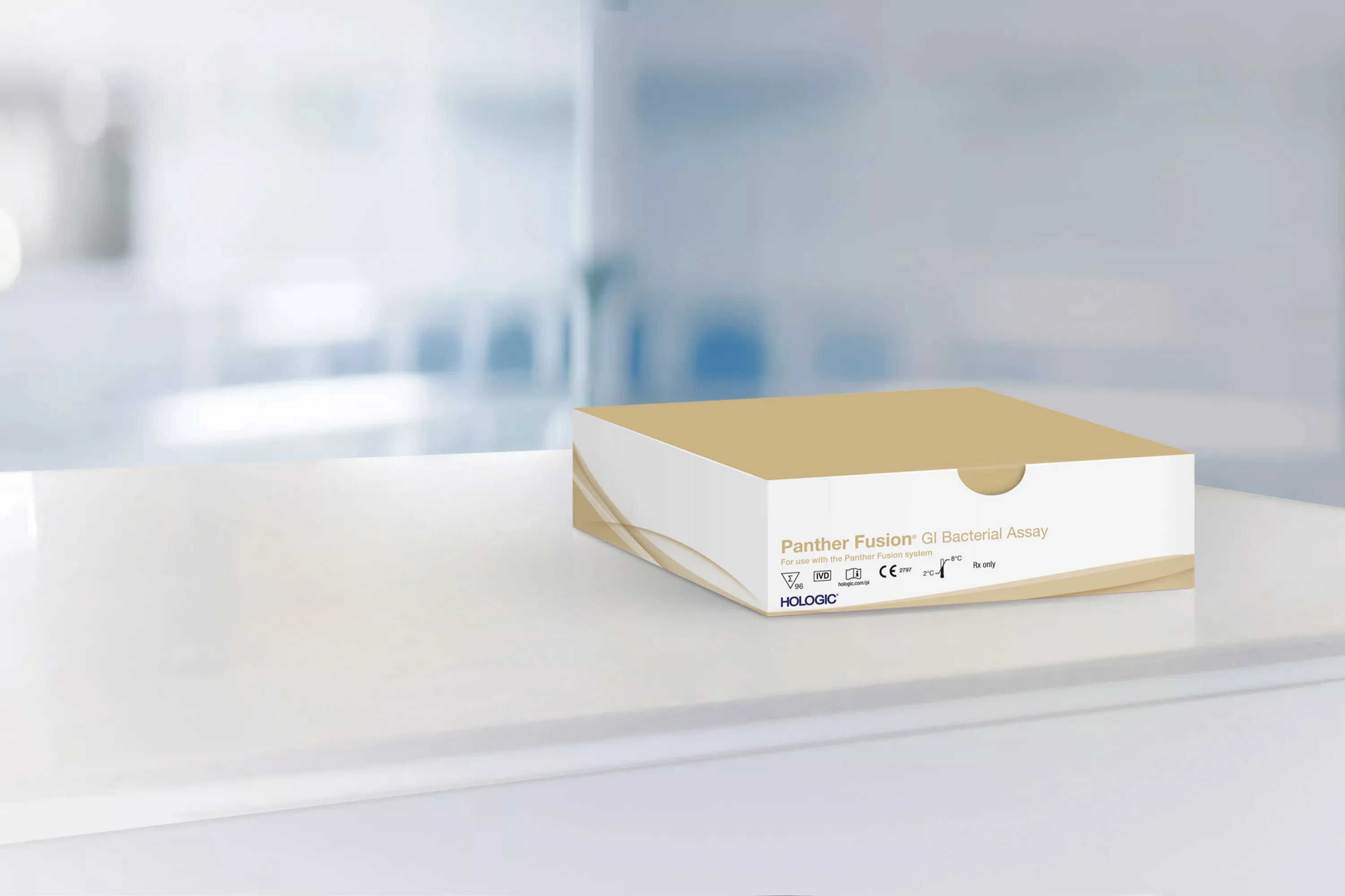 Caja de un ensayo sobre una mesa en un laboratorio.