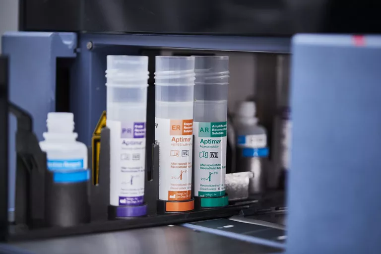 Muestras en un sistema de análisis en un laboratorio