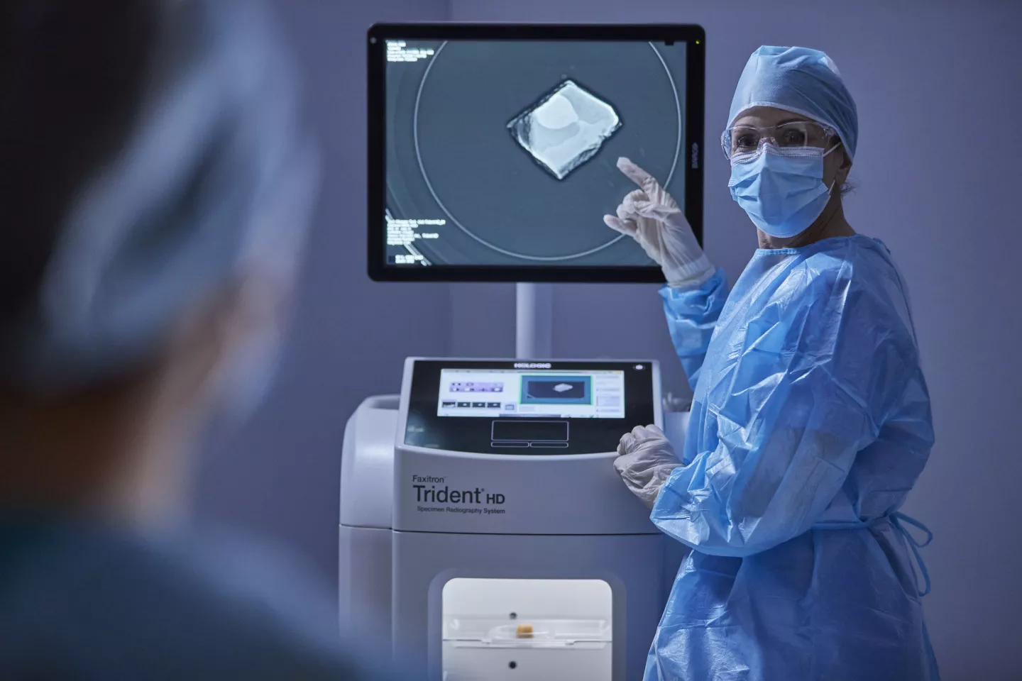 Médico señalando la imagen de una pantalla