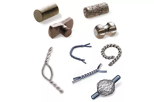 Varias formas de marcadores de biopsia de mama sobre fondo blanco