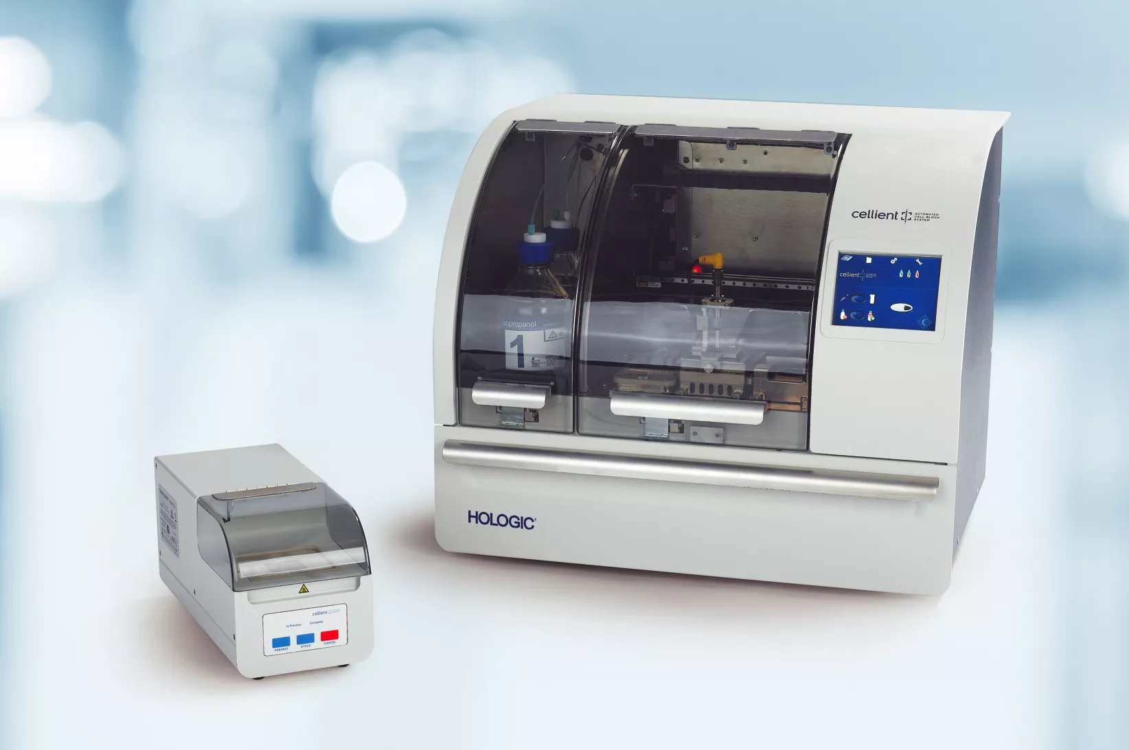 Equipo médico sobre la mesa de un laboratorio