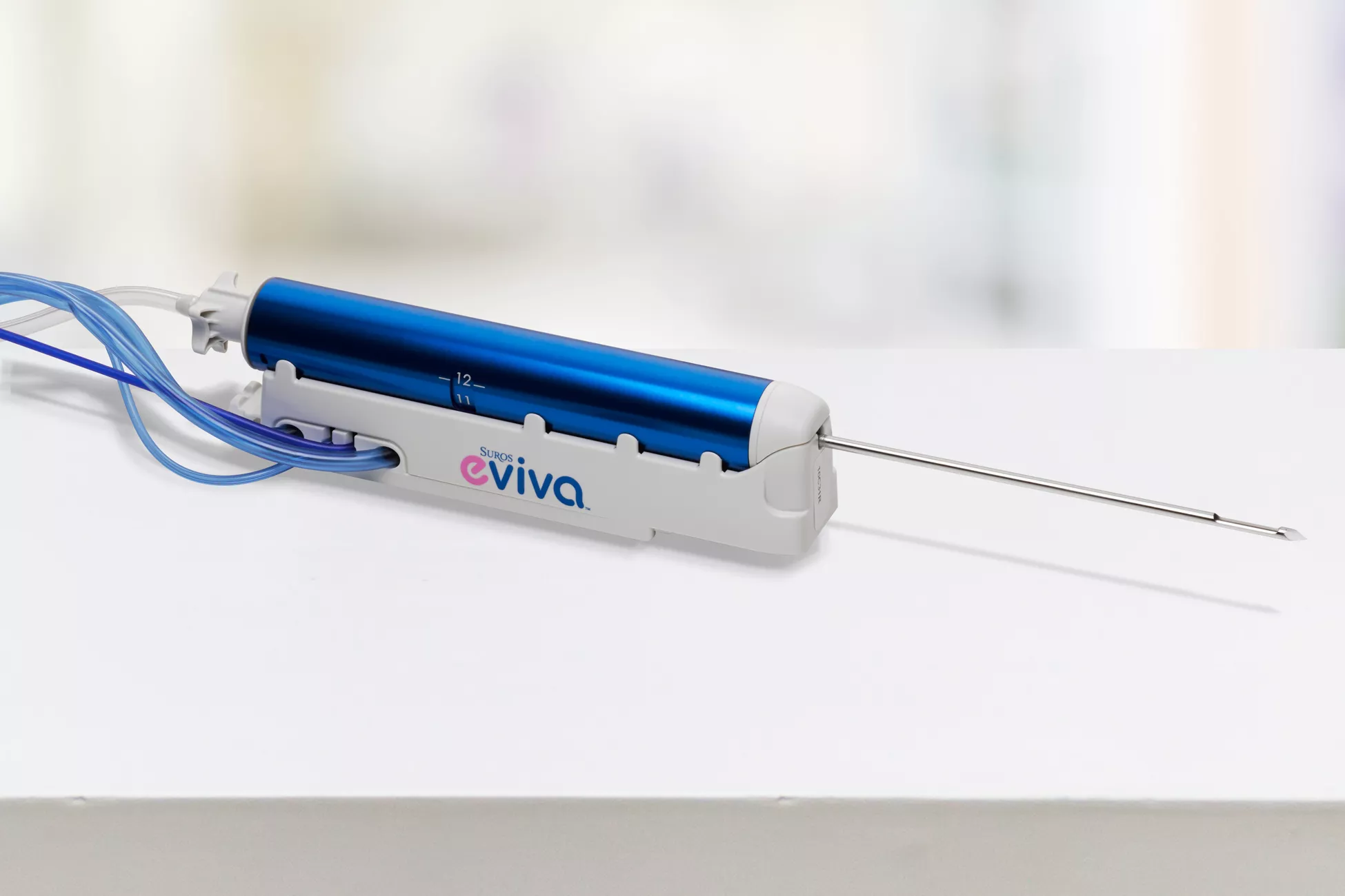 Sistema de biopsia de mama sobre fondo blanco