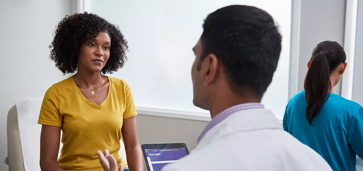 Mujer conversando con un médico en un centro sanitario