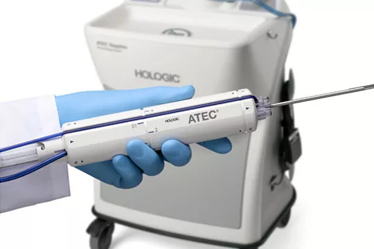 Sistema de biopsia de mama sobre fondo blanco