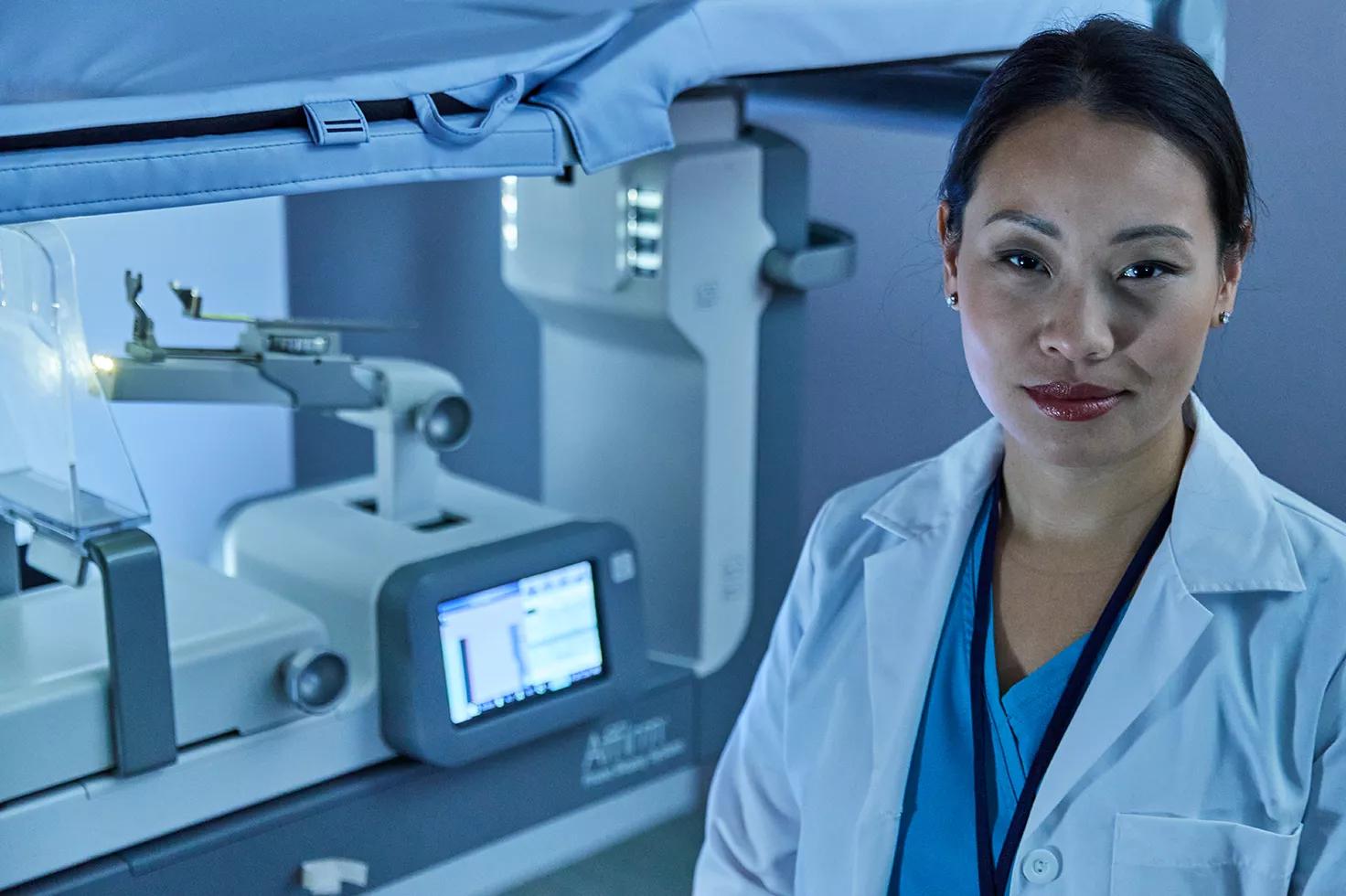 Profesional sanitario frente a un sistema de biopsia de mama