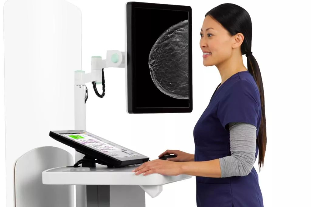 Médico trabajando con una tableta para uso médico