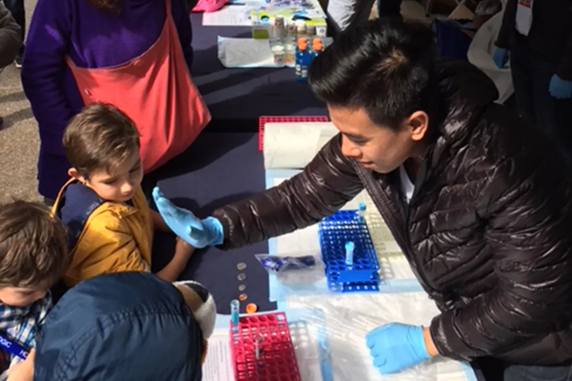 Voluntario de un evento choca esos cinco con unos niños como diversión