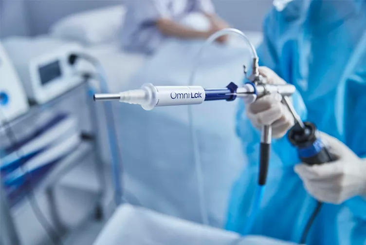 Un profesional sanitario sosteniendo un sellador cervical Omni® Lok