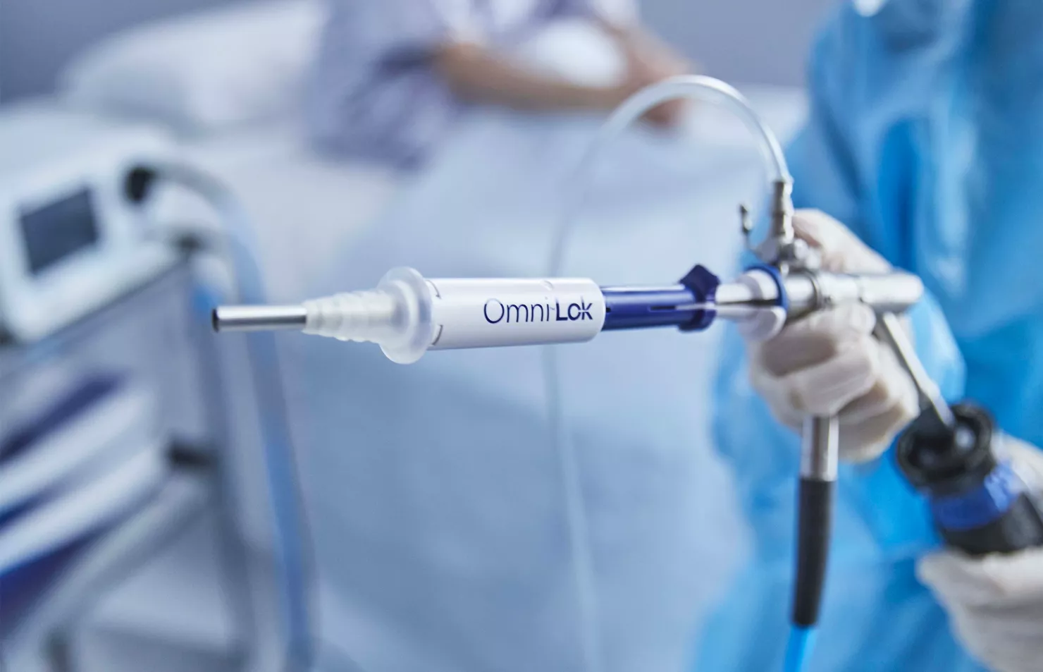 Profesional médico sosteniendo un Omni Lok