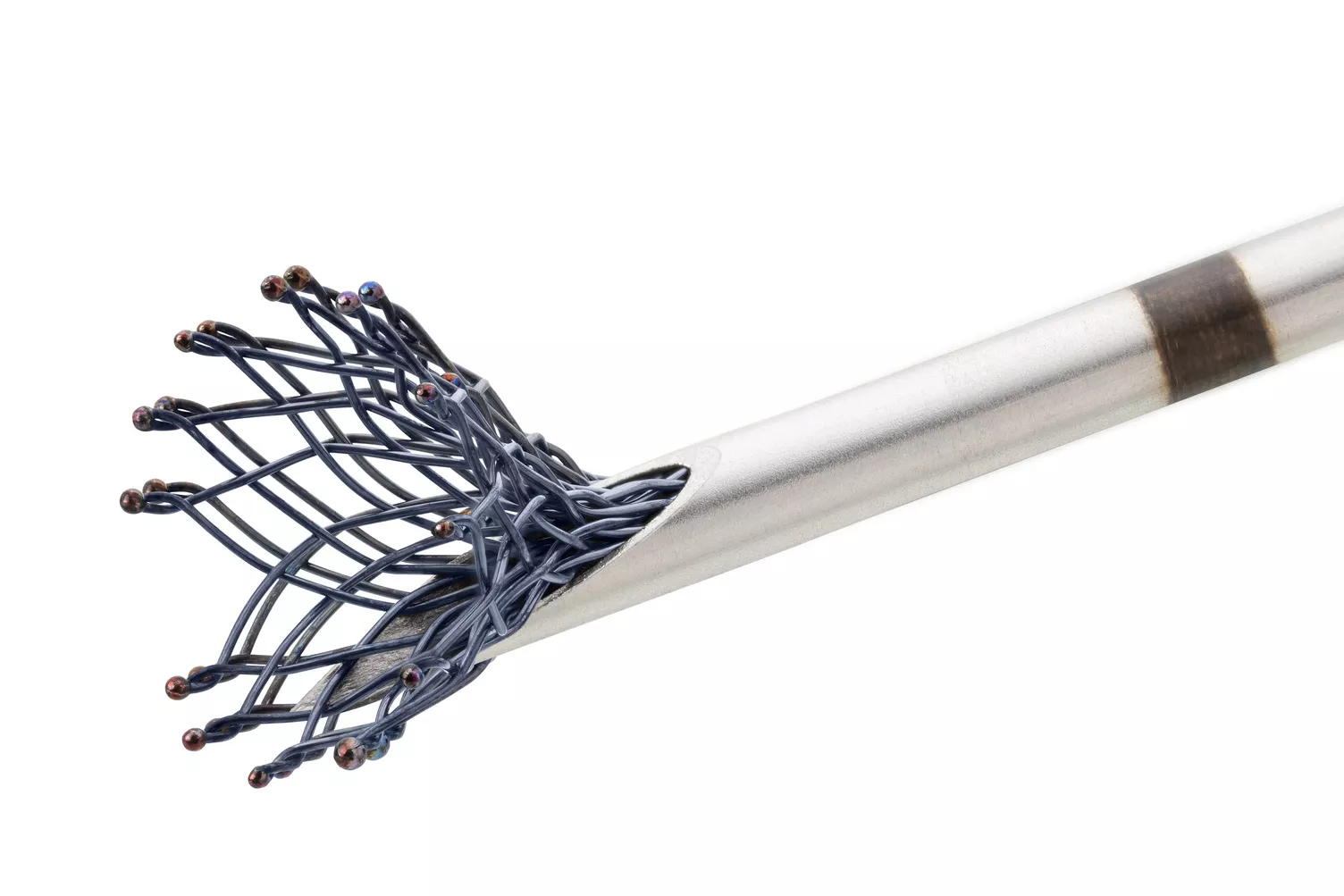 Marcadores de biopsia de mama sobre fondo blanco