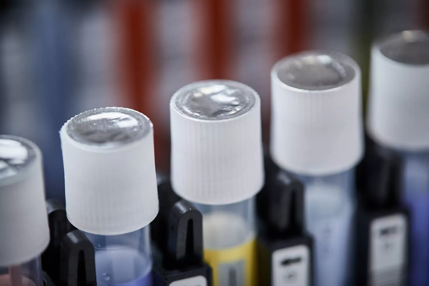 Primer plano de viales en una bandeja