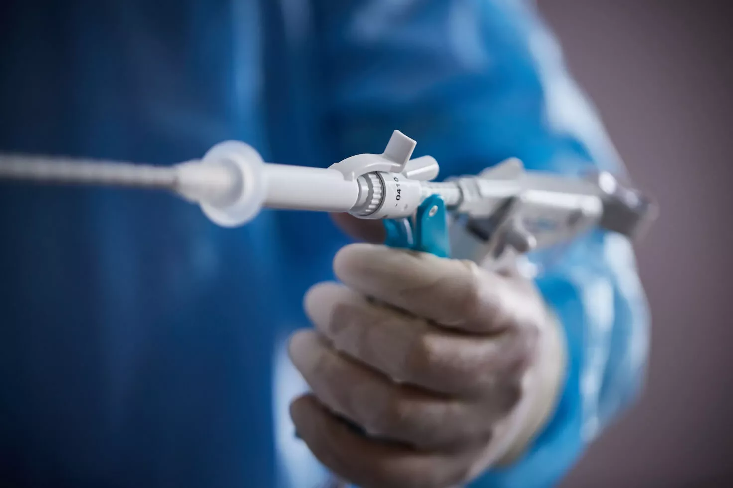 Profesional sanitario sosteniendo la aguja de un sistema de biopsia