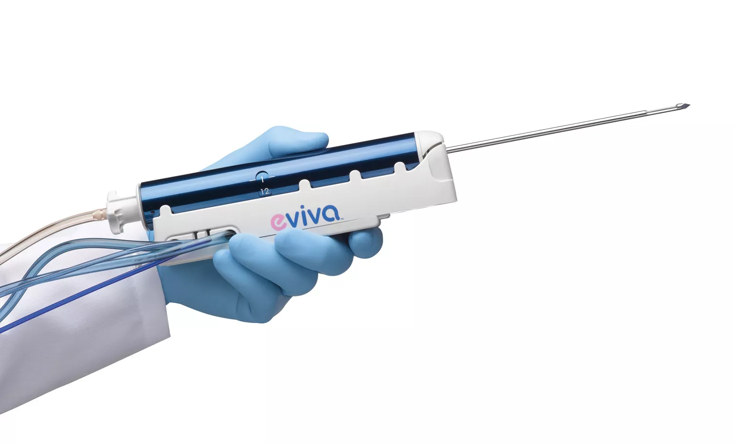 Aguja de biopsia de mama sobre fondo blanco