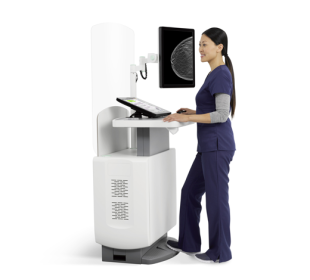 Técnico trabajando en un equipo médico sobre fondo blanco